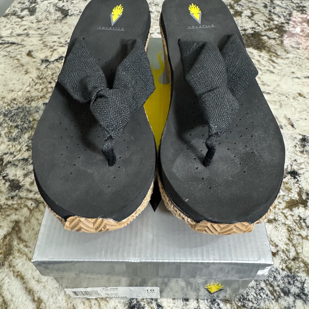 Volatile Black Espadrille Flip-Flops‎ - Picture 3 of 7